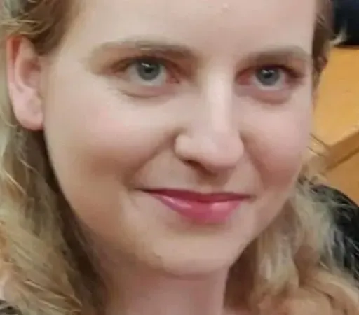 Aela Ní Ghaoithín, amhranáí.