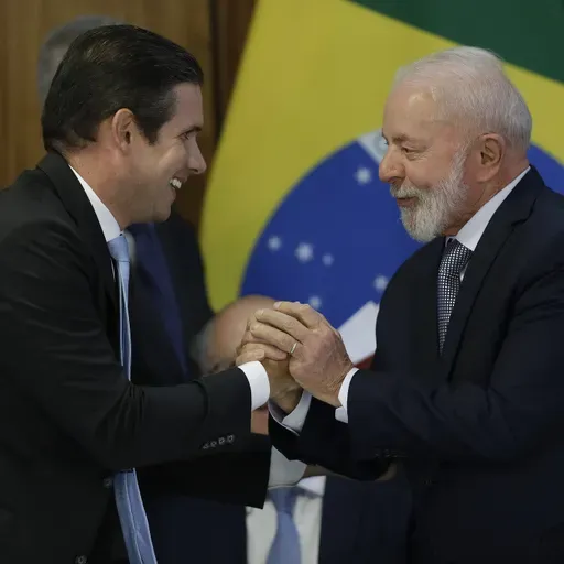 Lula se reúne com Hugo Motta e ministros para negociar pacote fiscal