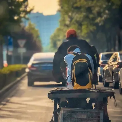 韩寒：三个地方的三轮车