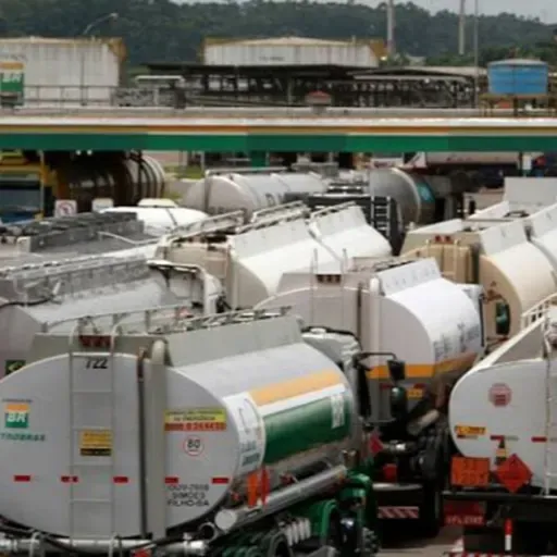 Entenda crise dos combustíveis e saiba porque não vale a pena correr para os postos e encher o tanque