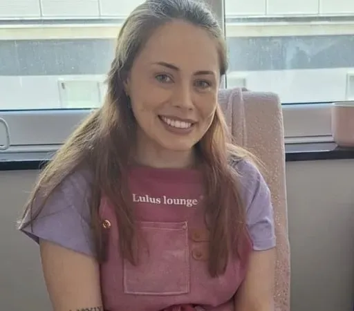 Amanda Ní Thiarnáin, ealaíontóir ingne.