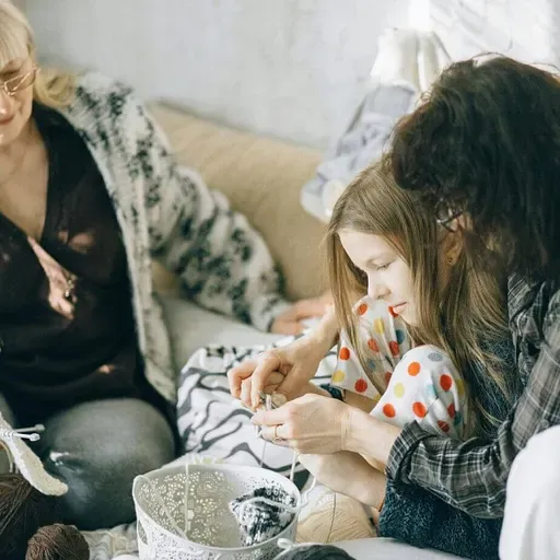 Pierakstīt vecmāmiņas dzīvesstāstu. Saruna par dialogu starp paaudzēm