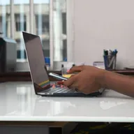 Le journal du 28 avril 2026 - Santé au travail : les syndicats appellent à renforcer la protection des travailleurs
