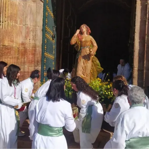 EL ROMPEOLAS T08C058 Mula estalla en color y devoción este Domingo de Ramos con la procesión de Jesús Triunfante (29/03/2026)