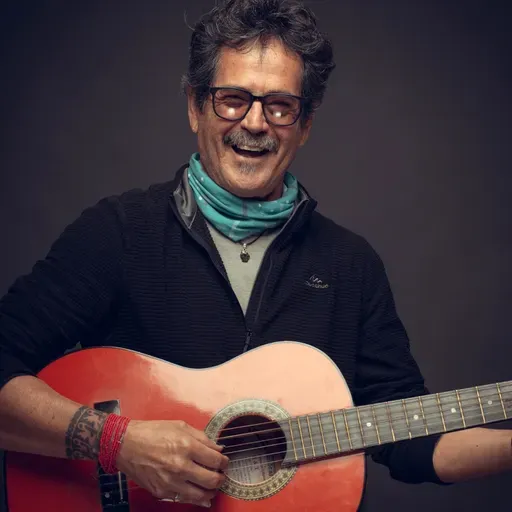 Alta Vibración 124 HUGO IDROVO: Versátil trovador de la canción ecuatoriana y un duro del rock