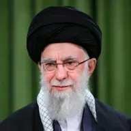 Funeral de aiatolá Ali Khamenei reúne multidão em Teerã; novo líder segue ausente
