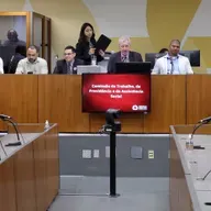 Trabalho estressante traz adoecimento mental para operadores do centro de atendimento de emergências