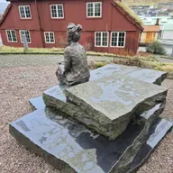 Við Tórði á túri millum standmyndir í Klaksvík