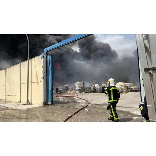 Doce dotaciones de Bomberos trabajan en un aparatoso incendio de una nave de reciclaje de residuos en Serranillos - MADRID ACTUAL