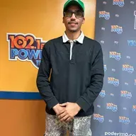 Jonathan Gil participa en la serie 'Generación Power' de Poder 102.1 FM, donde los invitados experimentan un día en la radio. Con su experiencia en la reparación de tenis, Gil comparte cómo convirtió su pasión en un exitoso negocio en Providence.