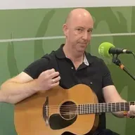 Brian Ó Mainín, as Rosmuc ó dhúchas agus é sa mbaile ar saoire as an Astráil.