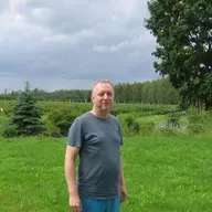 No Rīgas uz laukiem: Aleksejs Fomičovs izveidojis 50 hektārus melleņu dārzu