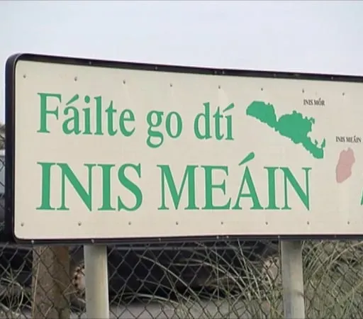 Maureen Concannon, OPT Inis Meáin & Leah Nic Giolla Dubh & Damien Marshal díoltóirí ag margadh Nollag.