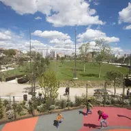 Dia Mundial de la Visió: Quines dificultats tenen les persones segues al seu dia a dia? Descobrim una de les zones de Barcelona adaptades per a persones cegues