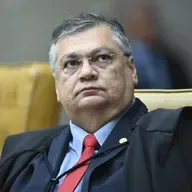 Decisão de Dino mostra que Izalci Lucas tem vínculo com responsável de ONG investigada por desvio de emendas