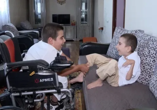 Մայրը հույսով սպասում է, որ մի օր որդիներին կասի՝ «վեր կաց ու քայլիր»