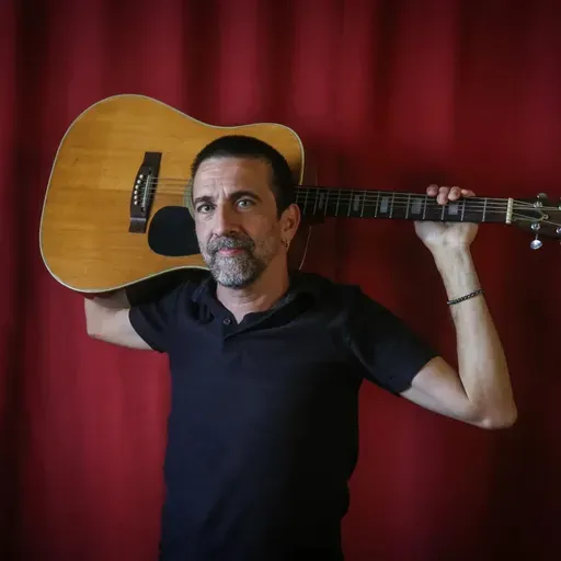 Manel Cruz: “Vejo a arte como uma profissão: quantas horas trabalhas, que impostos pagas, se é preciso uma oficina... Não me sinto mais que um trolha”