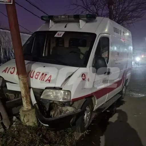 Una ambulancia chocó contra una columna en Av. Gorriti y Facundo Zuviría