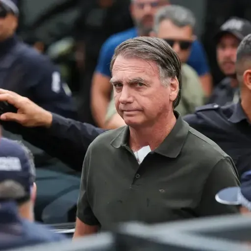 Violação de tornozeleira diminui chance de Bolsonaro cumprir pena em casa, afirma professor