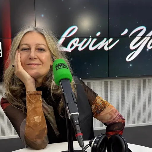 Mercedes Ferrer: de telonear a The Cure a tocar el piano de Yoko Ono… y contarlo sin filtros en Lovin’ You.