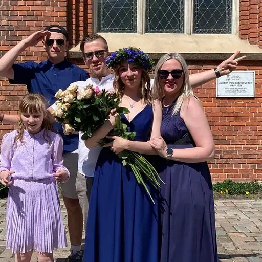 Katru dienu kopā ar meitu uz skolu. Tiekamies ar Tālbergu ģimeni