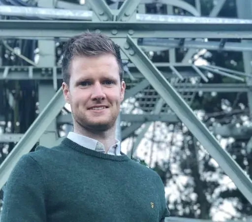 Damien Ó Dónaill, Clár Reachtaire le RTÉ Raidió na Gaeltachta.