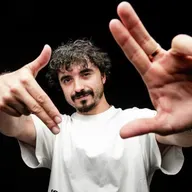 Bispo: “Estavam 230 pessoas a assistir que pagaram 3 euros e uma imperial… Peço mãos no ar e sinto-me no filme ‘8 Mile’”