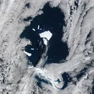 The last days of a giant iceberg