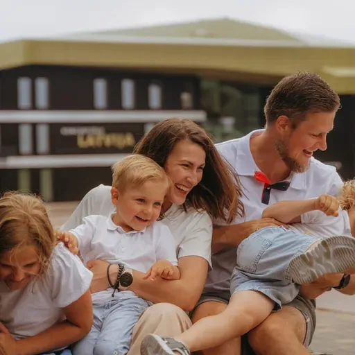 Sportiski aktīvie Delveri izbauda ziemu: izveidojuši pat slidotavu kopā ar kaimiņiem