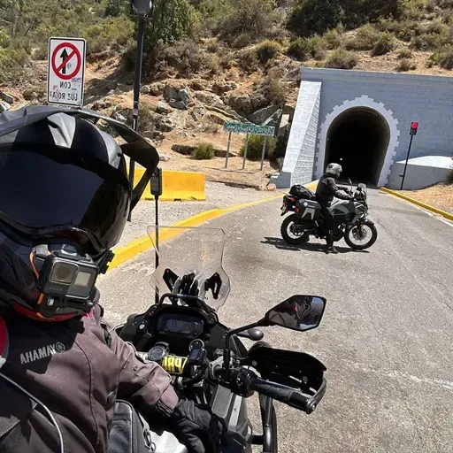 Aventura en Moto: La Ruta de los Siete Túneles