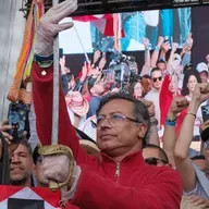 Petro convoca a consulta popular y desenvaina la espada de Bolívar en un acto masivo