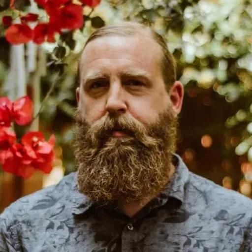 Eric Schierloh, escritor y editor de Barba de abejas.