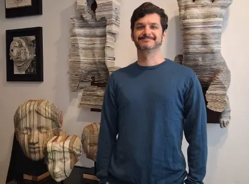Esculturas hechas con libros descartados. Así son las obras de Alejandro Pantin