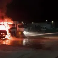 Un incendio destruye tres camiones de una empresa de reciclaje en Alberic