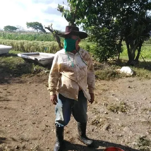 Ernesto Rivero y Esteban Arteaga son dos campesinos que han unido la voluntad, su esfuerzo y deseos de hacer para sacarle el máximo provecho