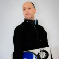 Podcast 586 BeeLiveWorld by DJ Bee 01.08.25 Sergio Benitez Guest DJ