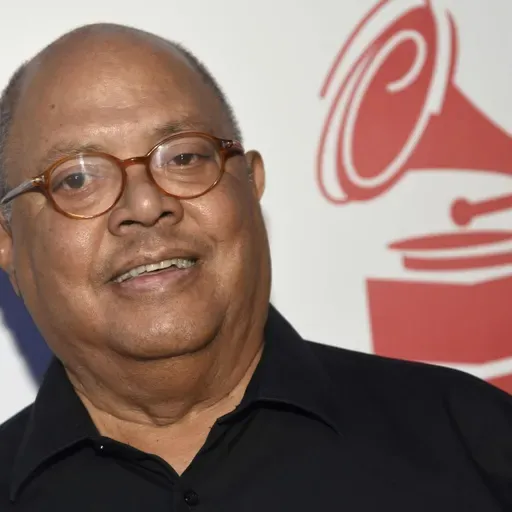 Al ritmo del son, un paso, un poema una canción.