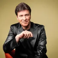 Os mais ouvidos de 2025, com Tony Carreira: “Chamem-me maluco, mas levo muito a sério o que o Elon Musk disse: daqui a 5 anos há mais robôs a trabalhar do que pessoas”