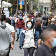 El presidente de la Xunta advierte que será necesario seguir portando una mascarilla, aunque su uso no sea obligatorio en exteriores. 