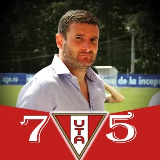 Gyuszi ül a fűben, csak úgy piros-fehérben... (Gyuszi Balint) / Hundörgés S01E05