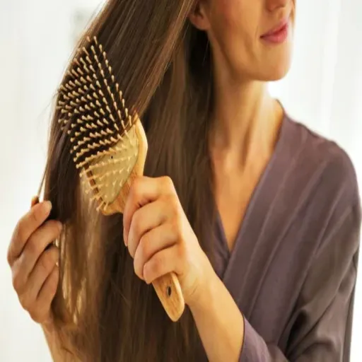 Escovando seu cabelo em um dia chuvoso