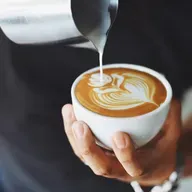 Cristina viajó a Indonesia y se gastó un dineral para probar el "café de caca"...