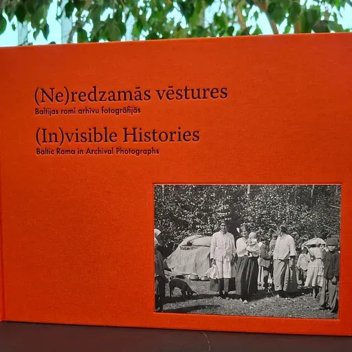 Krāšņā izdevumā apkopotās fotogrāfijas dokumentē Baltijas romu vēsturi
