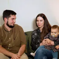 Meitas piedzimšanas radikāli maina ikdienu. Viesos pie kolēģa Kristapa Feldmaņa ģimenes