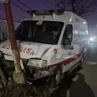 Una ambulancia chocó contra una columna en Av. Gorriti y Facundo Zuviría