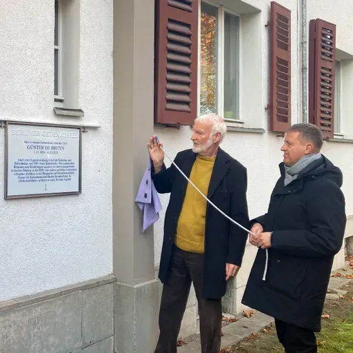 Günter de Bruyn wird mit Berliner Gedenktafel geehrt