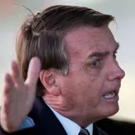 Bolsonaro incentiva a Covid-19 e a violência contra a mulher