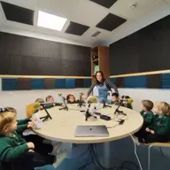Los alumnos de 2º de infantil visitan Radio San Ignacio