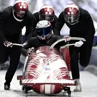 Spēļu priekšpēdējā dienā starti bobslejistiem, distanču slēpotājiem un biatlonistēm