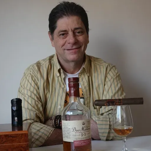 #tabacoyvino by Carmelo Di Fazio Un ron que conjuga lo mejor de dos mundos: Dos Maderas 5+3. UFFF.